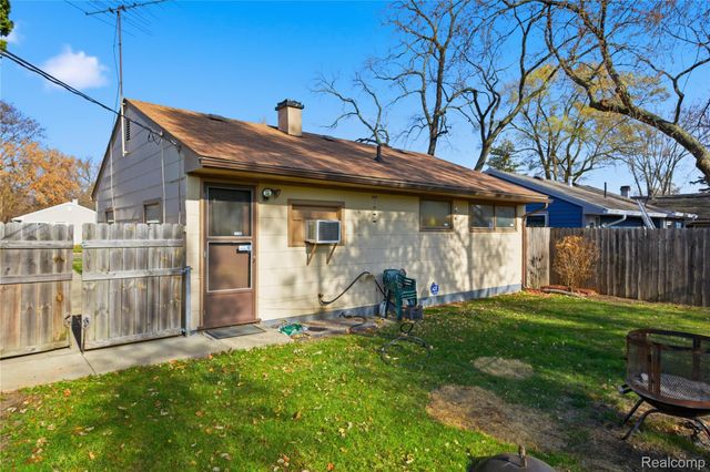 241 W Ann Arbor Avenue, Pontiac, MI 48340