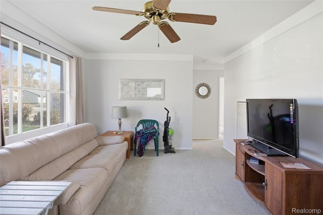 241 W Ann Arbor Avenue, Pontiac, MI 48340