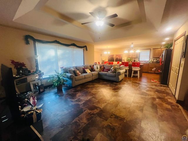 6005 SW 44th St, Topeka, KS 66610