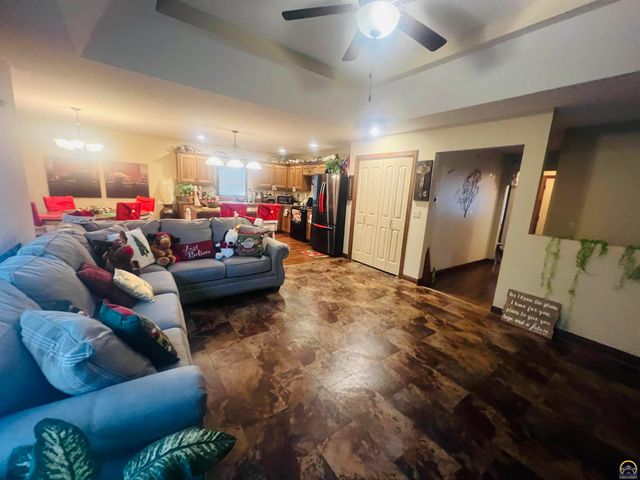 6005 SW 44th St, Topeka, KS 66610