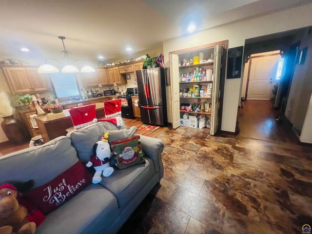 6005 SW 44th St, Topeka, KS 66610