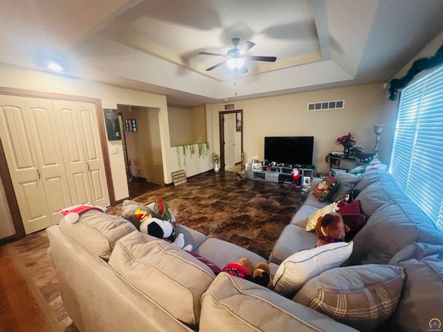 6005 SW 44th St, Topeka, KS 66610