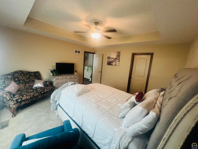 6005 SW 44th St, Topeka, KS 66610