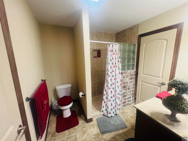 6005 SW 44th St, Topeka, KS 66610