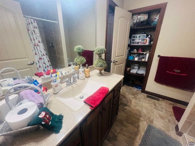 6005 SW 44th St, Topeka, KS 66610