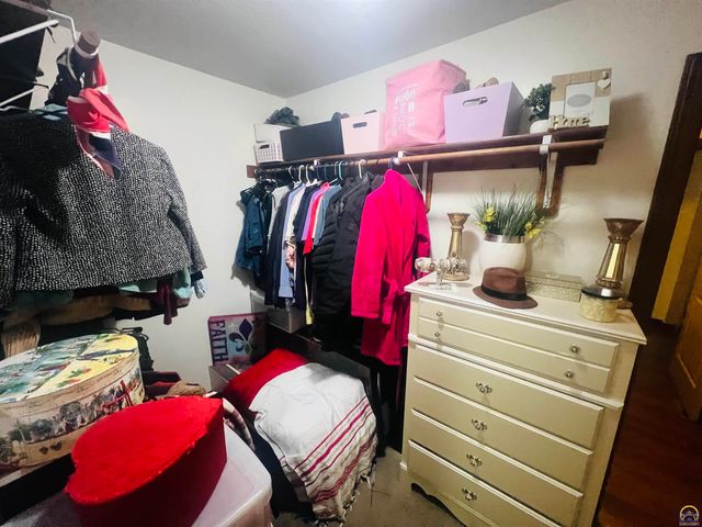 6005 SW 44th St, Topeka, KS 66610