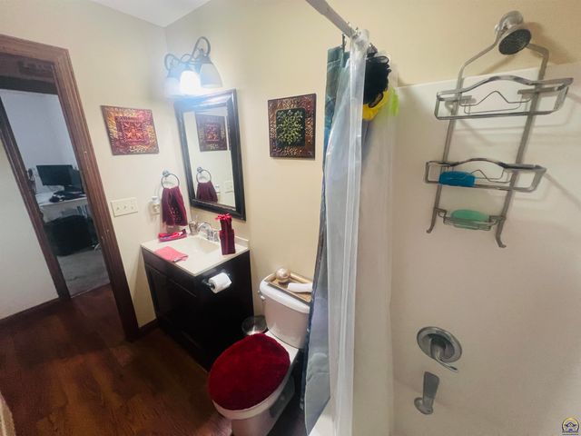 6005 SW 44th St, Topeka, KS 66610