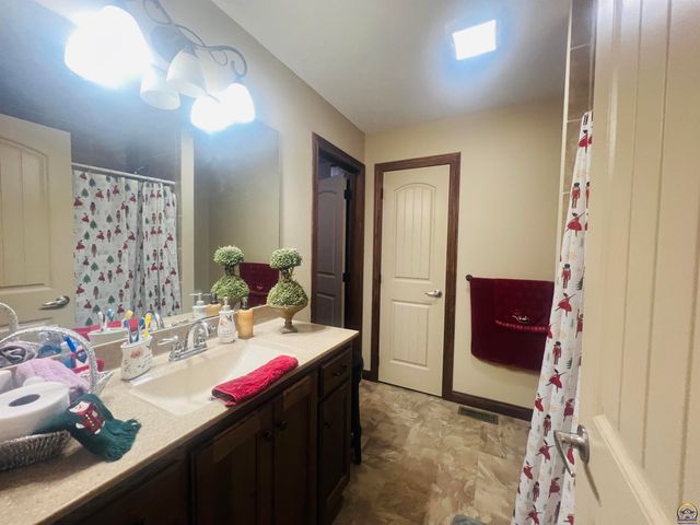 6005 SW 44th St, Topeka, KS 66610