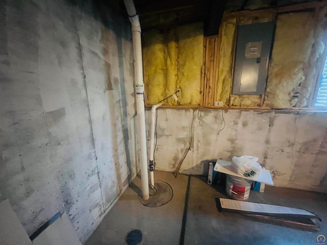 6005 SW 44th St, Topeka, KS 66610