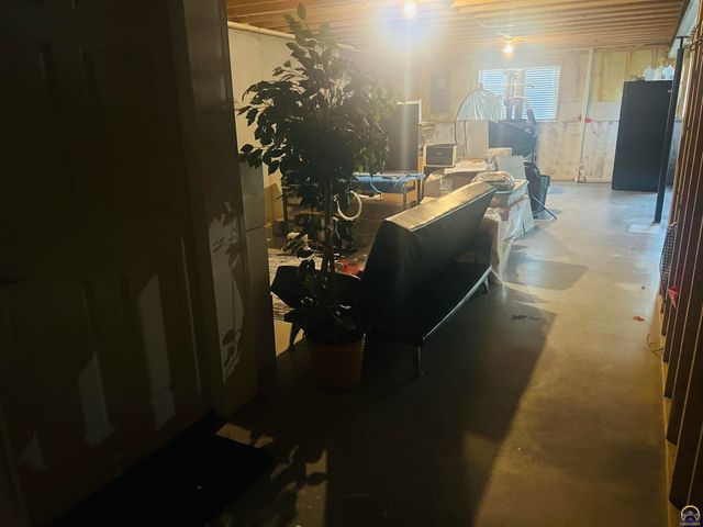 6005 SW 44th St, Topeka, KS 66610