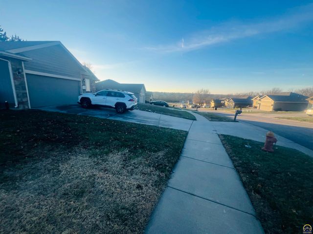 6005 SW 44th St, Topeka, KS 66610