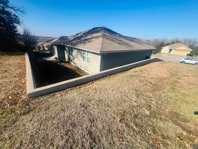 6005 SW 44th St, Topeka, KS 66610