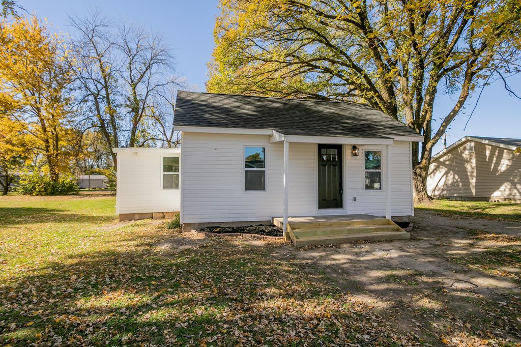617 N HICKMAN ST, Centralia, MO 65240