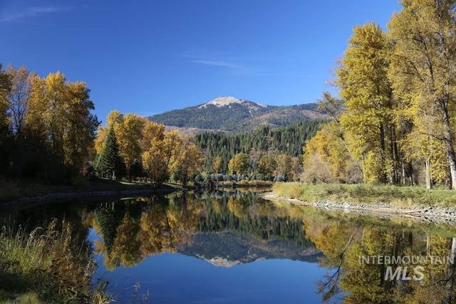 12412 St Joe River Rd, St. Maries, ID 83861