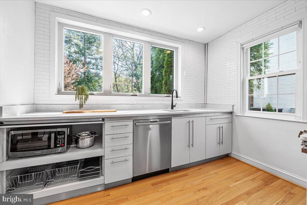 Image 13 of property listing at 4214 OAKRIDGE LN, Chevy Chase, MD 20815