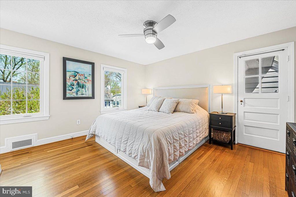 Image 18 of property listing at 4214 OAKRIDGE LN, Chevy Chase, MD 20815