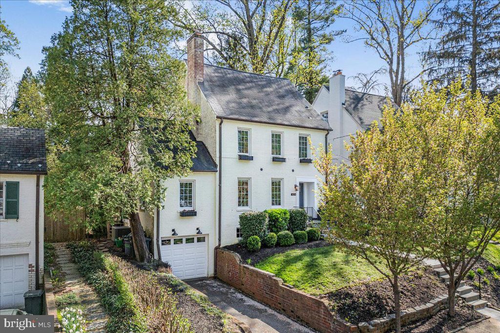 Image 3 of property listing at 4214 OAKRIDGE LN, Chevy Chase, MD 20815