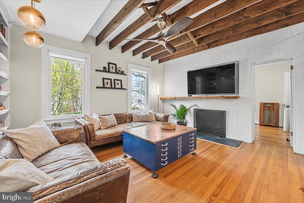 Image 7 of property listing at 4214 OAKRIDGE LN, Chevy Chase, MD 20815