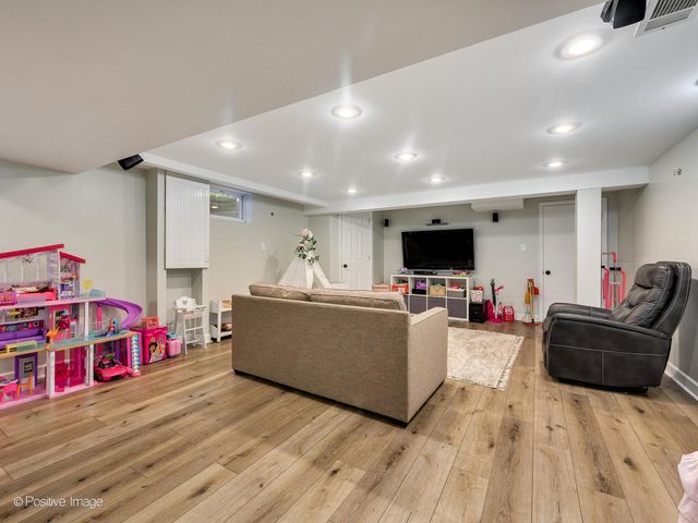 789 Hill Avenue, Glen Ellyn, IL 60137