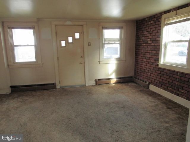 8 FAIRVIEW AVE, Bausman, PA 17504