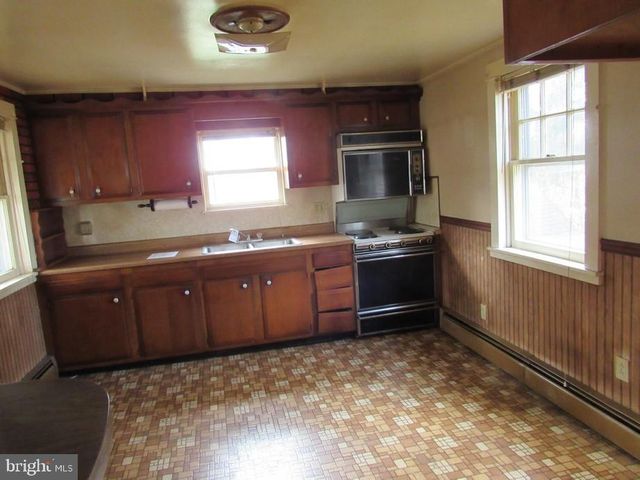 8 FAIRVIEW AVE, Bausman, PA 17504