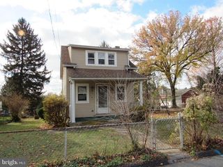 8 FAIRVIEW AVE, Bausman, PA 17504