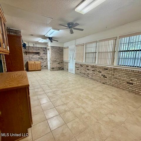 1301 Heidenheim Drive, Pascagoula, MS 39581