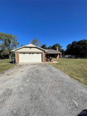 270 Hickory, Lone Grove, OK 73401