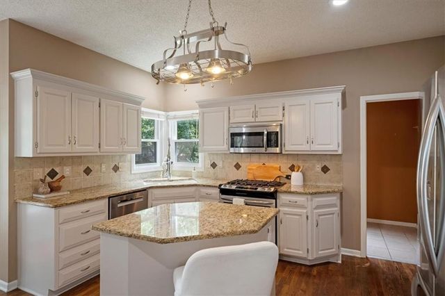 8202 W 144th Terrace, Overland Park, KS 66223