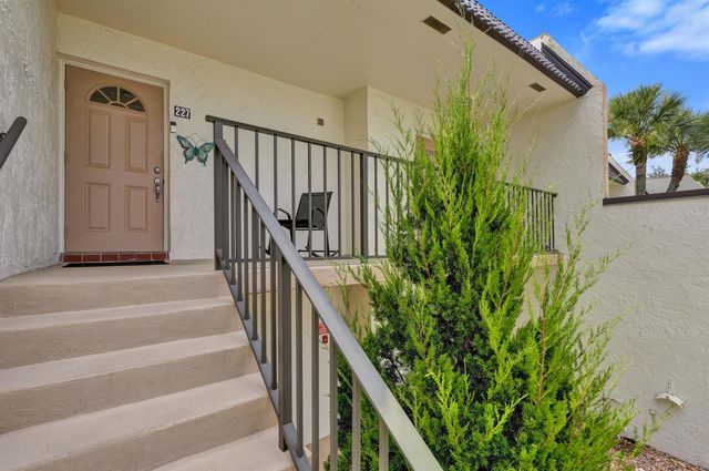130 LAKE MERYL Drive 227, West Palm Beach, FL 33411