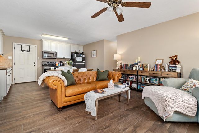 306 Creekside Loop, Sour Lake, TX 77659