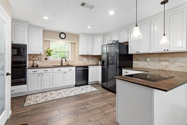 306 Creekside Loop, Sour Lake, TX 77659