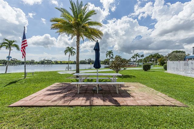 2223 Park Ln 314, Hollywood, FL 33021