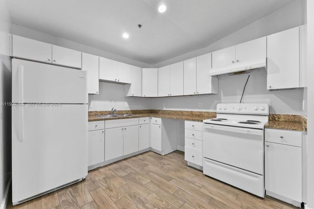 56 W 12th St, Riviera Beach, FL 33404