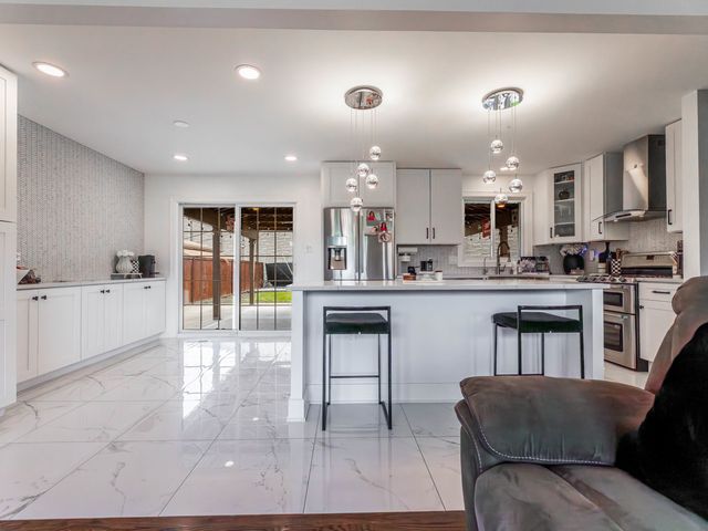 8625 W 81st Street, Justice, IL 60458