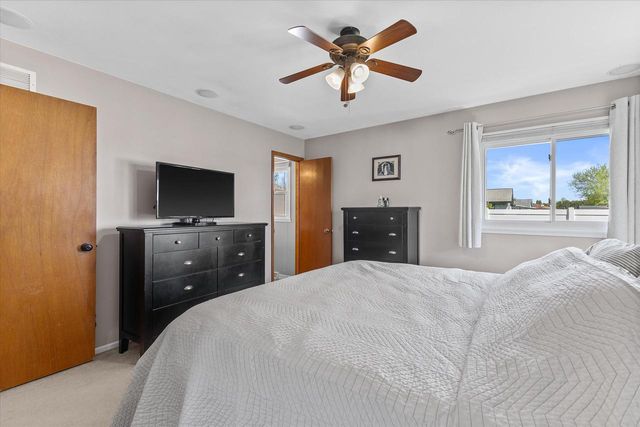8674 Wildwood DRIVE, Oak Creek, WI 53154
