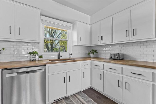 8674 Wildwood DRIVE, Oak Creek, WI 53154