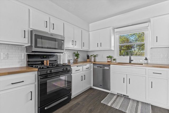 8674 Wildwood DRIVE, Oak Creek, WI 53154