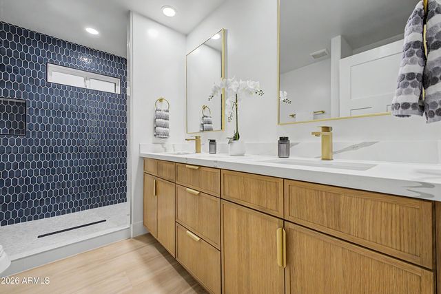 6002 E WINCHCOMB Drive, Scottsdale, AZ 85254