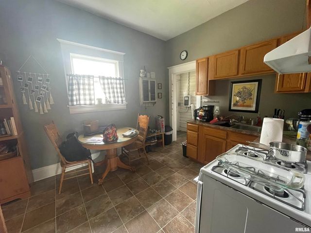 408 S UNIVERSITY Avenue, Carbondale, IL 62901