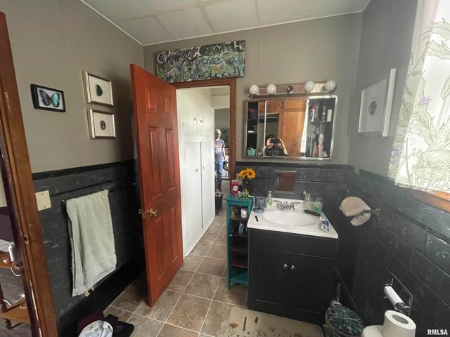 408 S UNIVERSITY Avenue, Carbondale, IL 62901