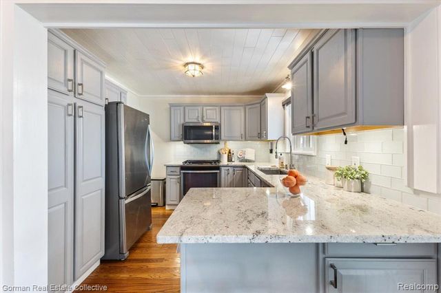 4583 Forest Avenue, Waterford, MI 48328