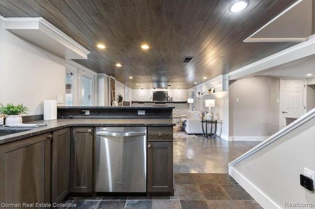 4583 Forest Avenue, Waterford, MI 48328