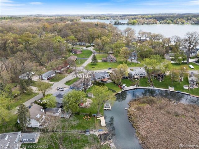 4583 Forest Avenue, Waterford, MI 48328