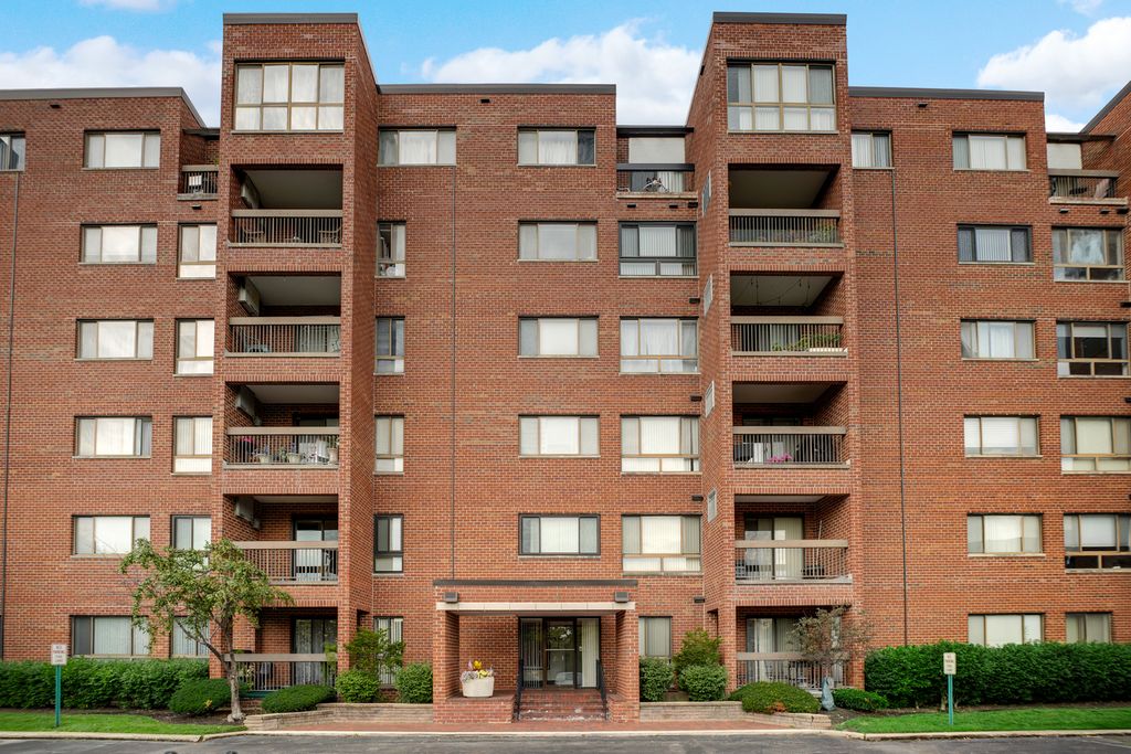 600 Naples Court 106, Glenview, IL 60025