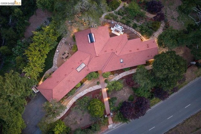 12131 Skyline Blvd, Oakland, CA 94619