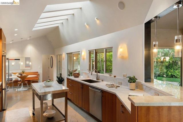 12131 Skyline Blvd, Oakland, CA 94619