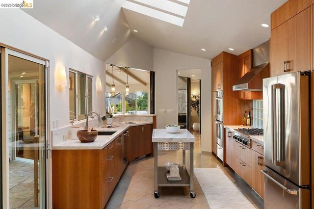12131 Skyline Blvd, Oakland, CA 94619