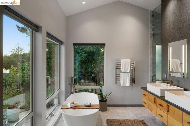 12131 Skyline Blvd, Oakland, CA 94619