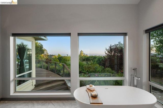 12131 Skyline Blvd, Oakland, CA 94619